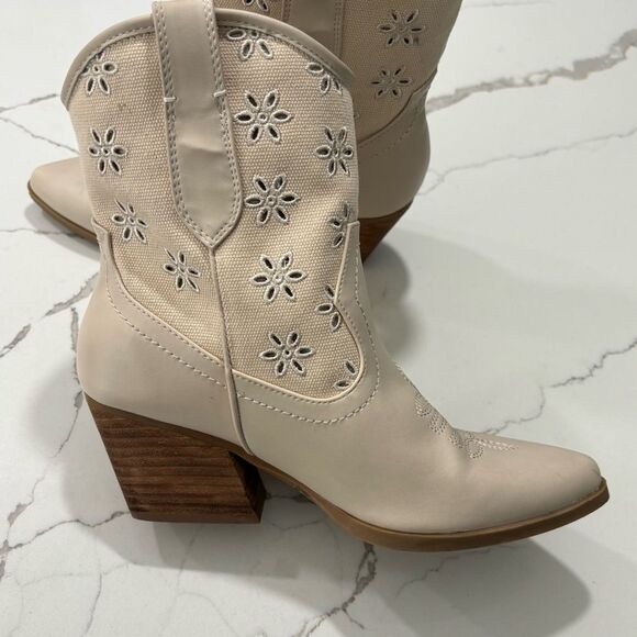 DV by Dolce Vita | Women’s Cream Oatmeal Short Cowboy Boots Ankle Western Size 6 - Picture 4 of 13
